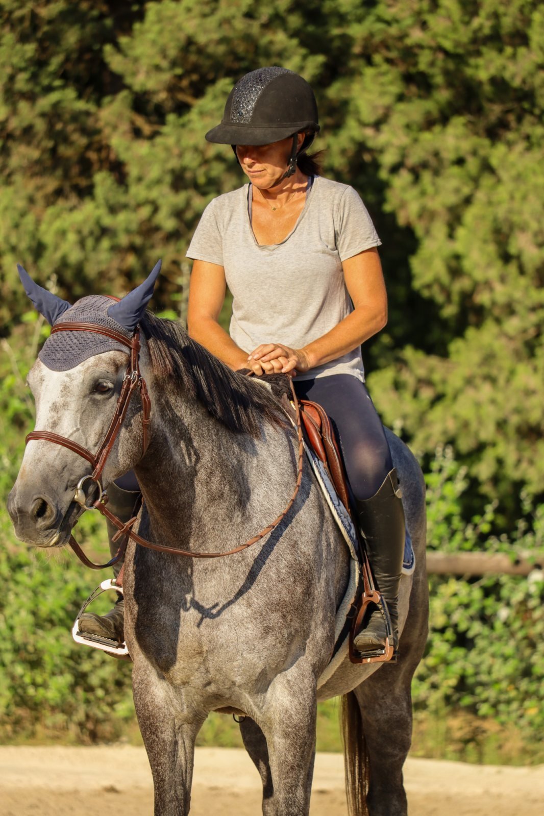 Claire PÉAN à cheval en carrière au Centre EAC de Villeneuve-Loubet