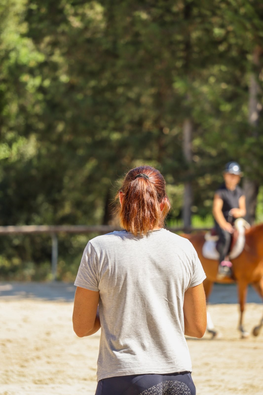 Claire PÉAN observe une cavalière en cours, en carrière au Centre EAC de Villeneuve-Loubet